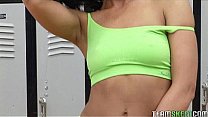 geiler basketball Frau bekommt durchgefickt hart in die gym