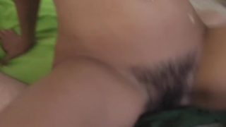 zwei riesigen ladungen für ihr unrasiert Privates Fötzchen