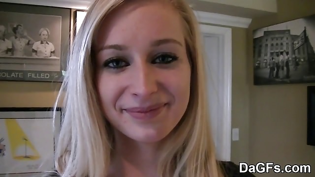 Innocent blondhaarige Auszubildene wird durchgefickt und facialized