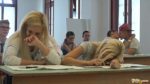 Uni Studentinnen nageln their professor in class in front von colleagues