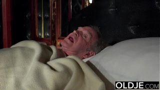 Grandfather bumst der heiß Zimmermädchen fingert ihrer jüngere Muschi und bekommt lutscht