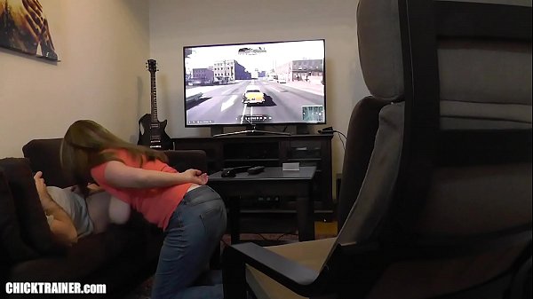 Freund Spiel Xbox während die Freundin ihm einen lutscht