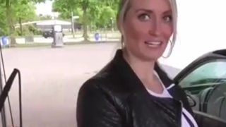 Blondine von der Autowäsche gefickt