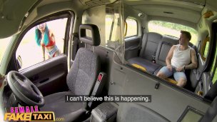 Frau versteckte Taxi Summer Bums für passenger