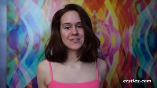 Dunkelhaarige Deutsche Studentin checkt Sich aus im Spiegel