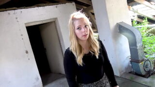 LOST PLACES PORNO – UNSCHULDIGE BLONDINE FICKT MIT ZWEI FREMDE