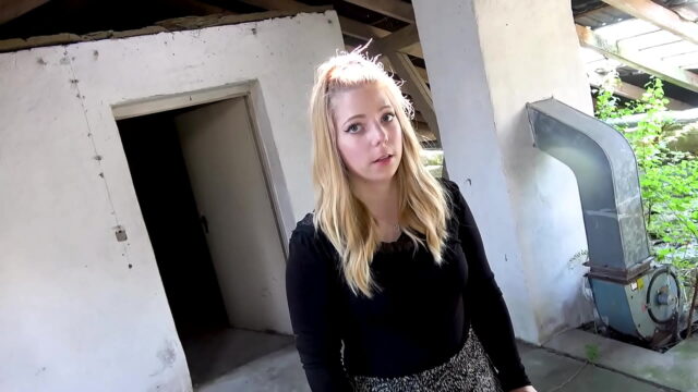 LOST PLACES PORNO – UNSCHULDIGE BLONDINE FICKT MIT ZWEI FREMDE
